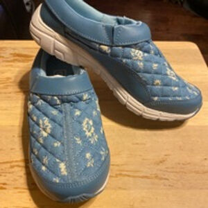 NWT Women's Mushrooms Shoes 6.5 M Blue Floral Quilted Comfort Slip On
